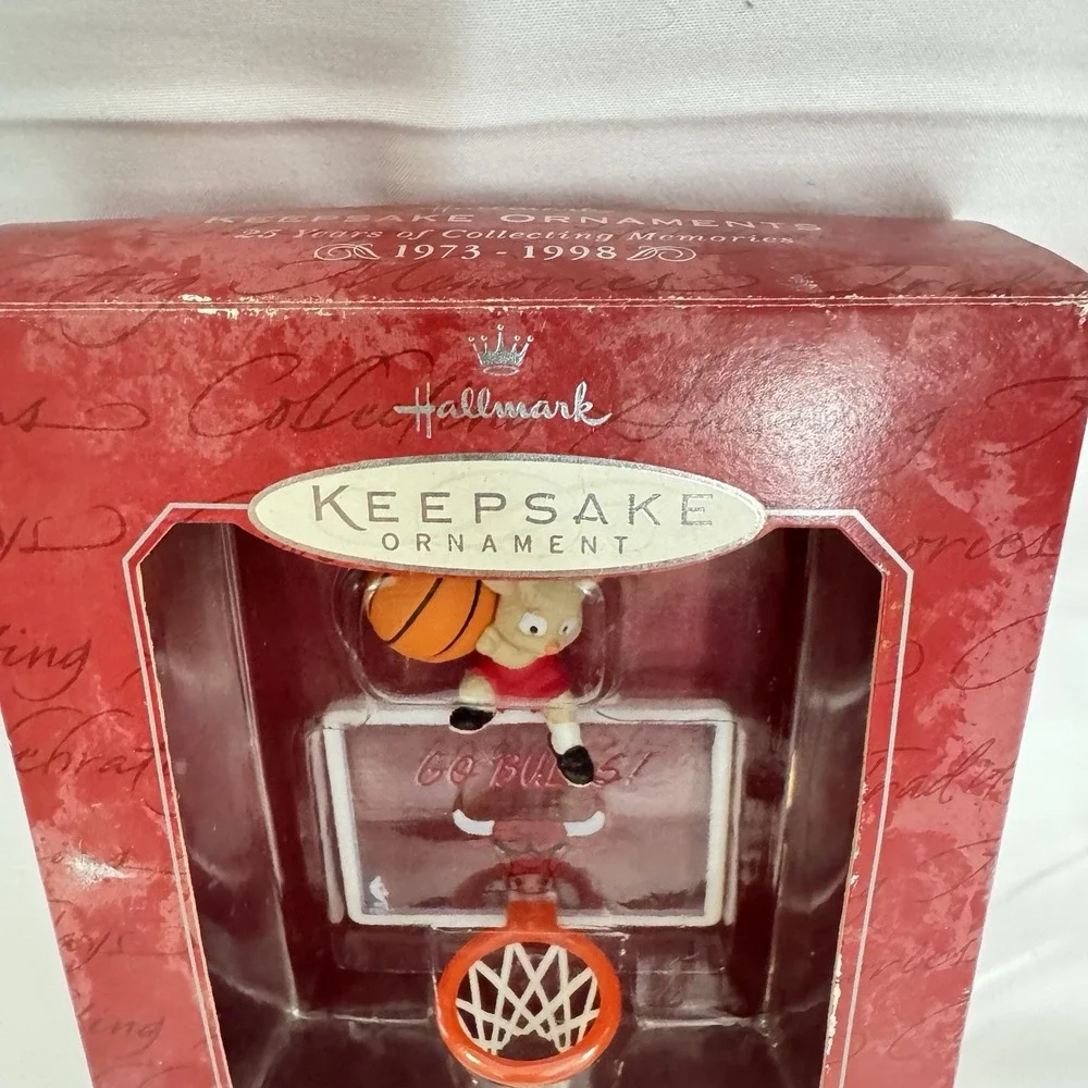 Hallmark Keepsake NBA‎ Chicago Bulls Ornament Go Bulls! Bear Basketball 1998
